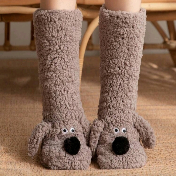 NWT Womens Cozy Brown Fleece Dog Slipper Socks - Picture 1 of 5